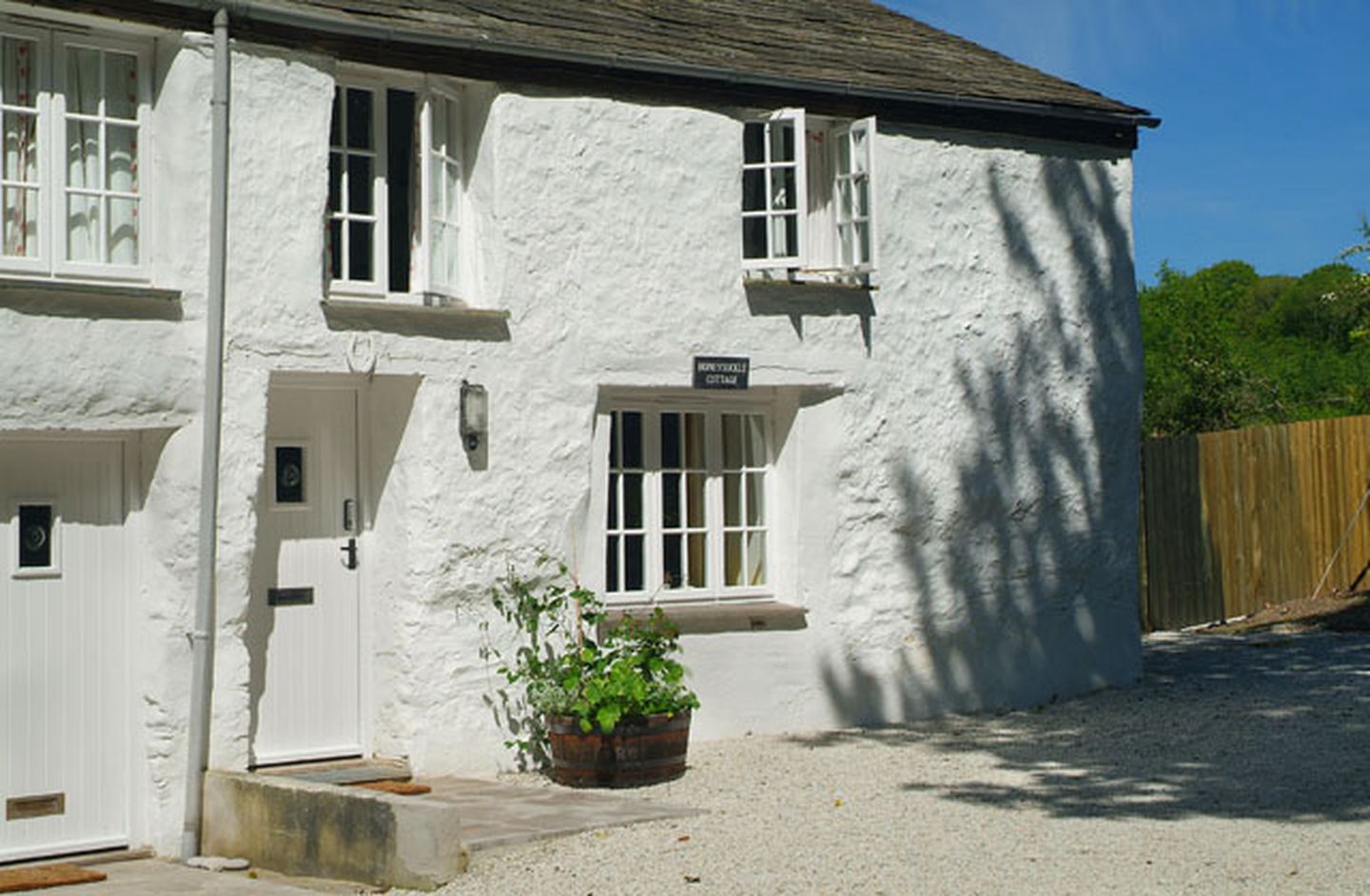 Holiday Cottage Reviews for Honeysuckle Cottage - Holiday Cottage in St Tudy, Cornwall inc Scilly