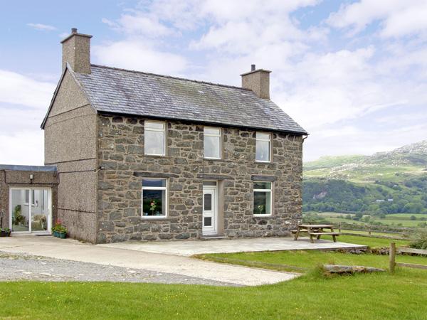 Holiday Cottage Reviews for Ymwlch Bach Farmhouse - Cottage Holiday in Criccieth, Gwynedd