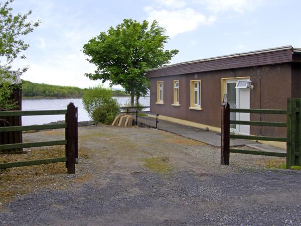 Holiday Cottage Reviews for Lakeshore Lodge - Holiday Cottage in Ballinrobe, Galway