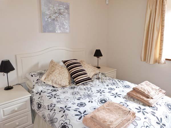 Holiday Cottage Reviews for Crown Cottage - Cottage Holiday in Tenby, Pembrokeshire