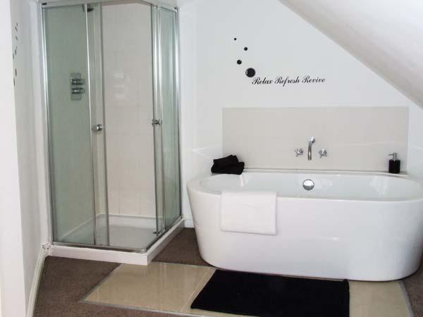 Holiday Cottage Reviews for Bronte Kingfisher Cottage - Self Catering Property in Lea, Herefordshire