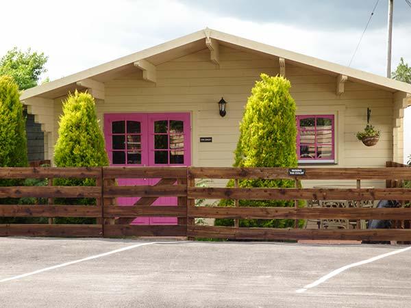 Holiday Cottage Reviews for The Log Cabin - Cottage Holiday in Royal Wootton Bassett, Wiltshire