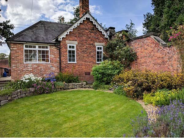 Holiday Cottage Reviews for Orchard Cottage - Self Catering in Calwich, Staffordshire