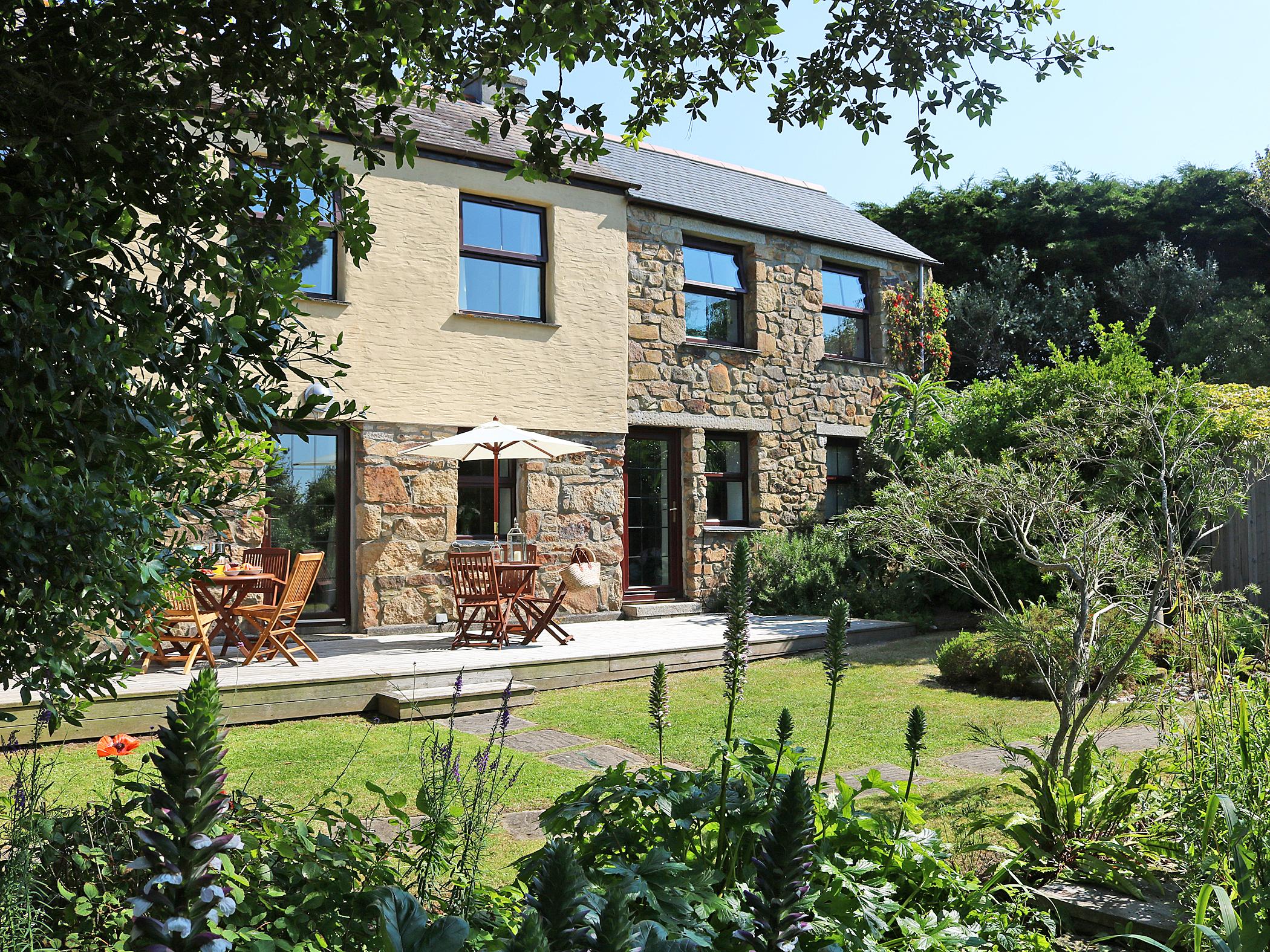 Holiday Cottage Reviews for Little Hendra - Holiday Cottage in Perranporth, Cornwall inc Scilly