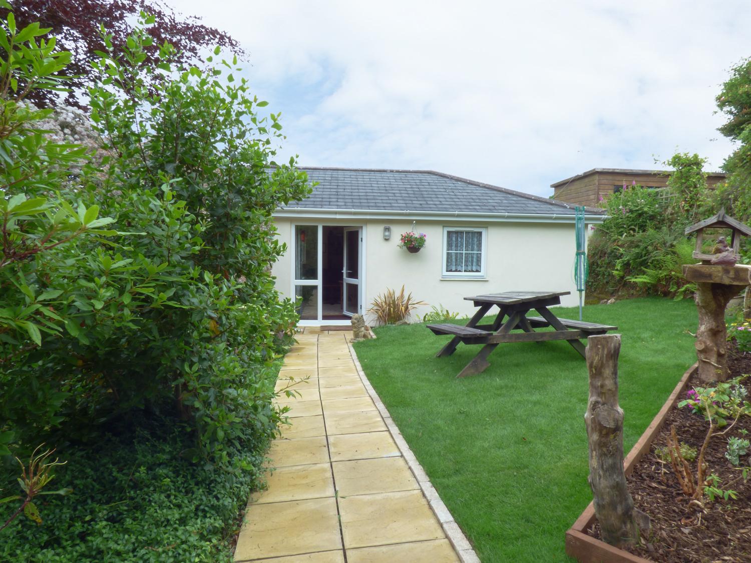 Holiday Cottage Reviews for Hunters Lodge - Holiday Cottage in Redruth, Cornwall inc Scilly