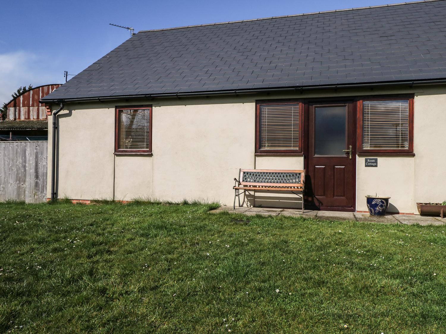 Holiday Cottage Reviews for Roan Cottage - Self Catering in Royal Wootton Bassett, Wiltshire