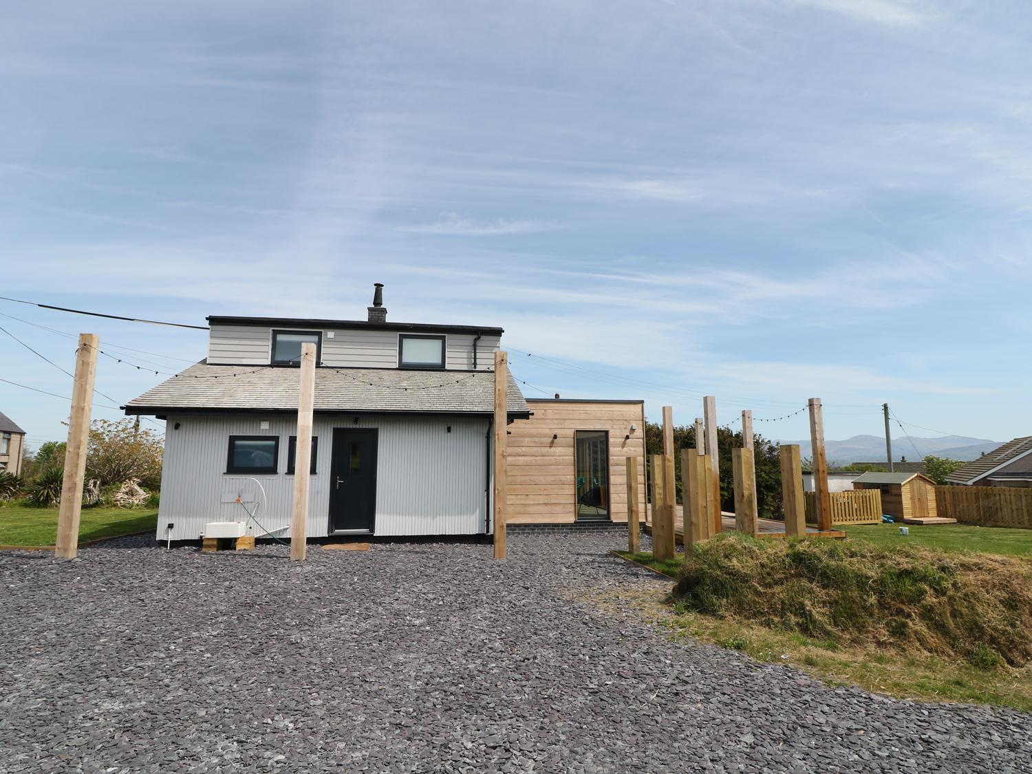 Holiday Cottage Reviews for Forest Lodge - Holiday Cottage in Newborough, Isle of Anglesey