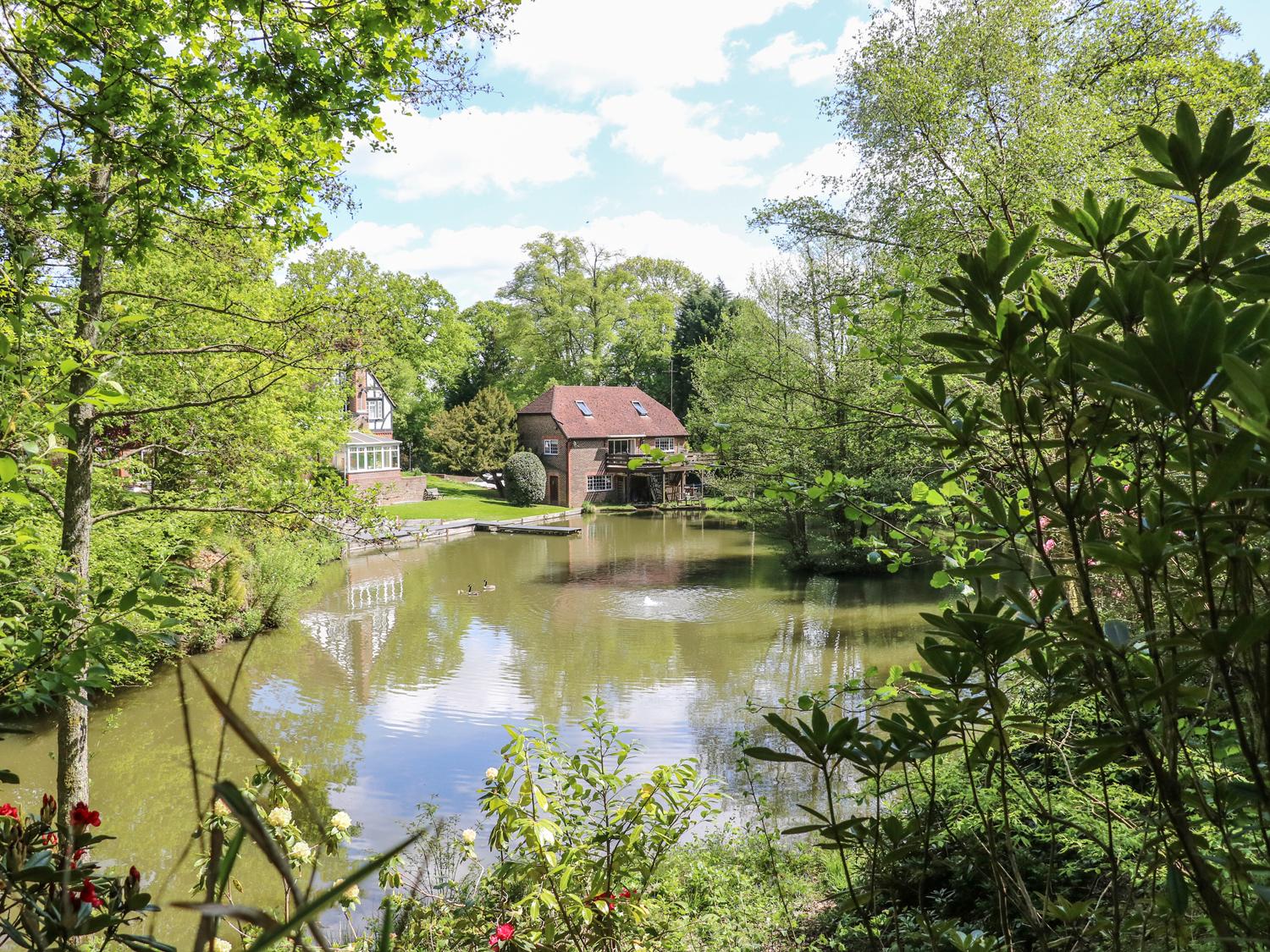 Holiday Cottage Reviews for Miswells Cottages - Lake View - Self Catering in East Grinstead, West Sussex