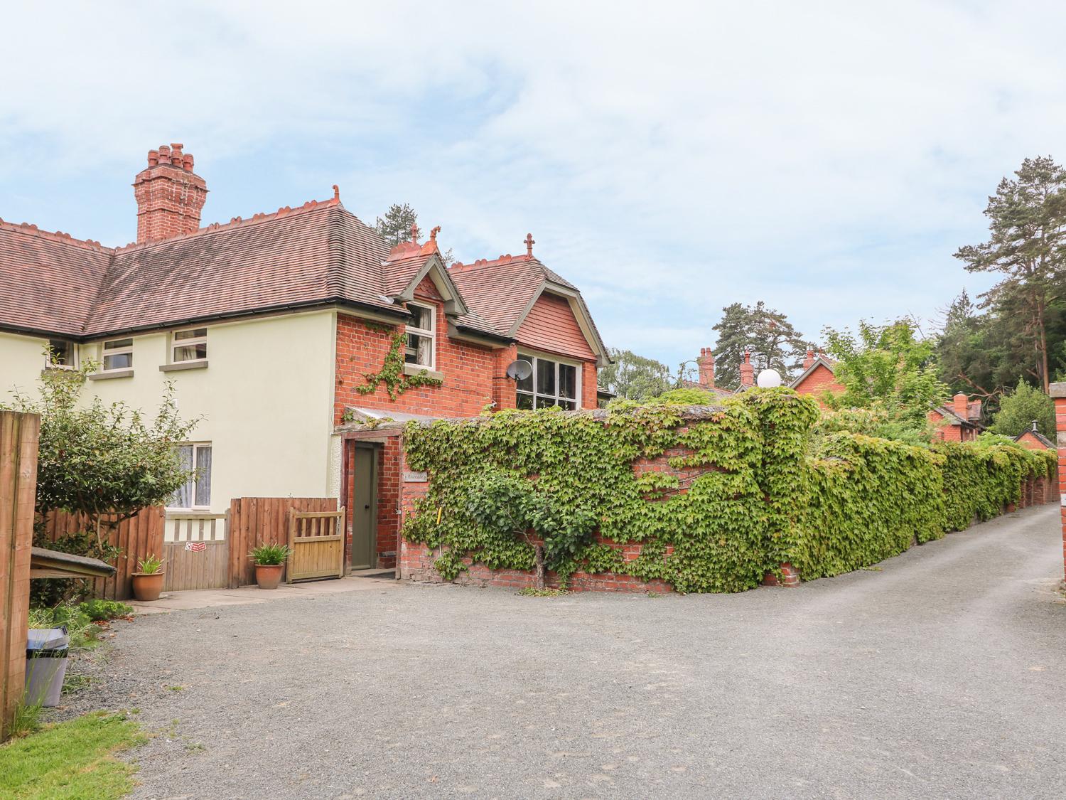 Holiday Cottage Reviews for Riverside Cottage - Holiday Cottage in Llanwrthwl, Powys