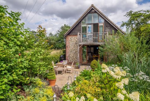 A Suffolk Hideaway holiday home spring Garden