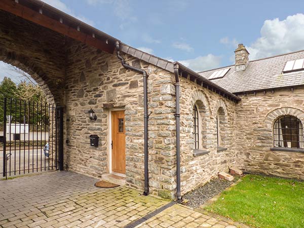 3 Bythynnod yr Aran